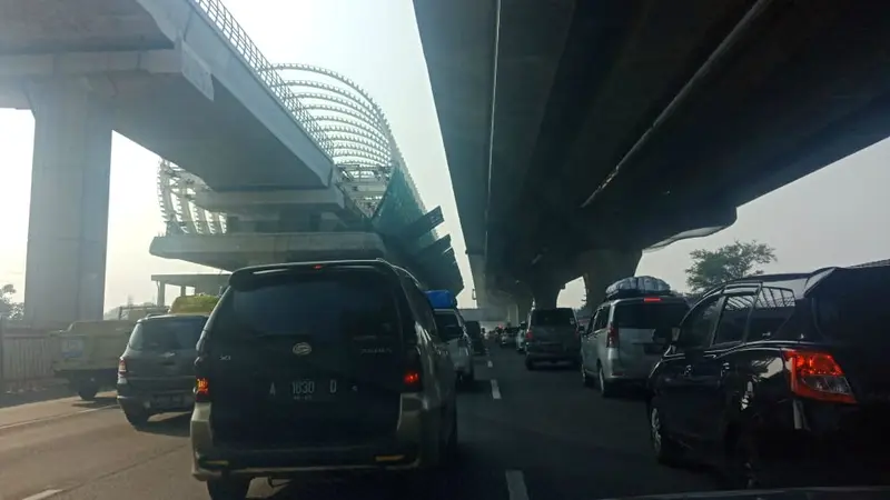 Arus lantas di Km 19 menuju Cikampek terpantau padat merayap.