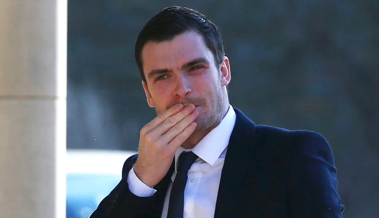 Mantan pemain Sunderland, Adam Johnson saat tiba di Bradford Crown Court, Inggris, (23/2). Johnson mengaku melakukan pelecehan seksual terhadap anak dibawah umur. (REUTERS / Andrew Yates)