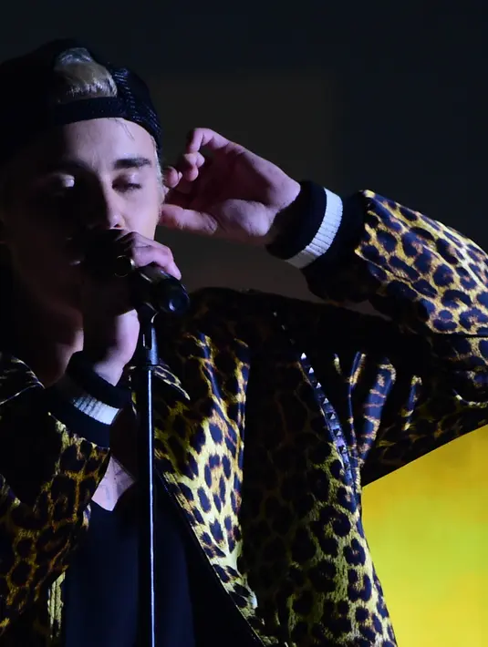 Selain single hitz Justin Bieber yang menempati posisi Hot Billboard, kini Adelle menyusul angka penjualan single terbarunya yang bertajuk 'Hello'