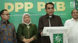Sekjen Gerindra Ahmad Muzani memberikan dukungan kepada pasangan Bakal Cagub dan Cawagub Jawa Tengah, Sudirman Said dan Ida Fauziah saat acara deklarasi di Jakarta, Selasa (9/1). (Liputan6.com/Faizal Fanani)