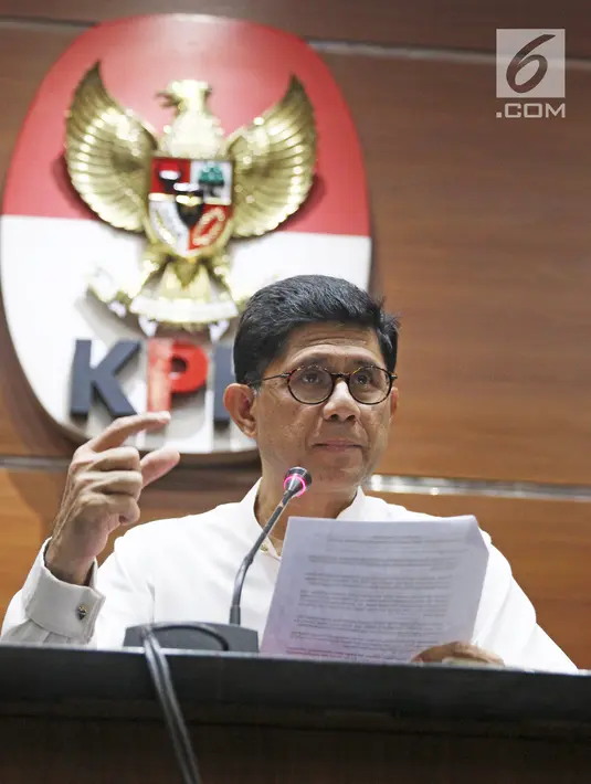 Wakil Ketua KPK Laode M. Syarif saat memberi keterangan terkait penetapan cagub Maluku Utara Ahmad Hidayat Mus sebagai tersangka di Jakarta, Jumat (16/3). (Liputan6.com/Herman Zakharia)