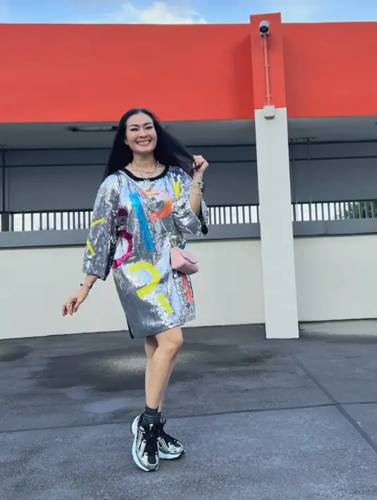 Iis Dahlia mengenakan dress squein silver dipadukan sneakernya. Bahkan ia tampak mengenakan gelang friendship nya. [@isdadahlia]