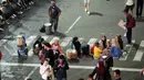 Ada delapan panggung yang tersebar di Jakarta dalam perayaan tahun baru 2026. Tampak dalam foto, beberapa pedagang asongan mencoba peruntungan saat malam pergantian tahun di kawasan Bundaran Hotel Indonesia, Jakarta, Rabu (31/12/2025). (Kapanlagi.com/Budy Santoso)