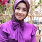 Laudya Cynthia Bella tetap cantik dengan make up sederhana. (Adrian Putra/Fimela.com)