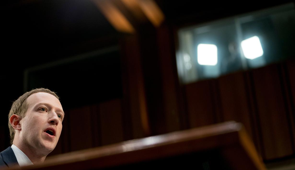 CEO Facebook Mark Zuckerberg memberikan kesaksian di hadapan Kongres dan Senat Amerika Serikat di Capitol Hill, Washington, Senin (10/4). Mengenakan jas hitam, Zuckerberg bisa dibilang cukup tenang dan serius dalam menjawab pertanyaan. (AP /Andrew Harnik)