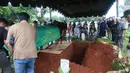 Beberapa kerabat dekat dan keluarga turut mengantar Donny Fattah hingga ke peristirahatan terakhirnya. Tampak dalam foto, suasana pemakaman jenazah Donny Fattah di Tempat Pemakaman Umum (TPU) Kampung Kandang, Jagakarsa, Jakarta Selatan, Sabtu (7/3/2026). (Kapanlagi.com/Budy Santoso)