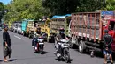 Dalam aksinya, massa menuntut pembukaan kembali TPA Suwung tanpa pembatasan sementara proses revitalisasi dapat terus berjalan hingga fasilitas pengolahan sampah menjadi energi listrik dapat beroperasi. Tampak dalam foto, massa memprotes keputusan pemerintah untuk melarang pembuangan sampah organik di Tempat Pembuangan Akhir (TPA) Sampah, Suwung, menjelang penutupan permanen yang direncanakan akhir tahun ini, di Denpasar, Bali, pada Kamis 16 April 2026. (SONNY TUMBELAKA/AFP)
