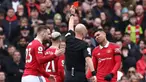 Wasit Anthony Taylor menjadi sorotan di Liga Inggris musim 2022/2023 ini. Ketegasannya dalam memimpin laga membuatnya telah mengeluarkan 71 kartu kuning dan 4 kartu merah hingga pekan ke-27. Mau tahu siapa saja empat pemain yang telah dikartu merah wasit berkepala plontos tersebut? Berikut daftarnya. (AFP/Darren Staples)
