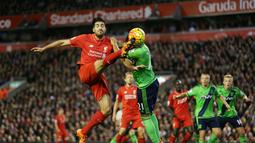 Pemain Liverpool, Emre Can, berebut bola dengan pemain Southampton, Ryan Bertrand, dalam lanjutan Liga Premier Inggris di Stadion Anfield, Liverpool, Minggu (25/10/2015). (Action Images via Reuters/Alex Morton)