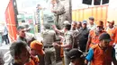 Petugas Satpol PP mengeluarkan barang-barang yang berada di kios Kavling 36 Pasar Benhil, Jakarta, (29/8/2015). Pembongkaran dilakukan berdasarkan putusan PTUN Jakarta yang memenangkan PD Pasar Jaya. (Liputan6.com/Gempur M Surya)