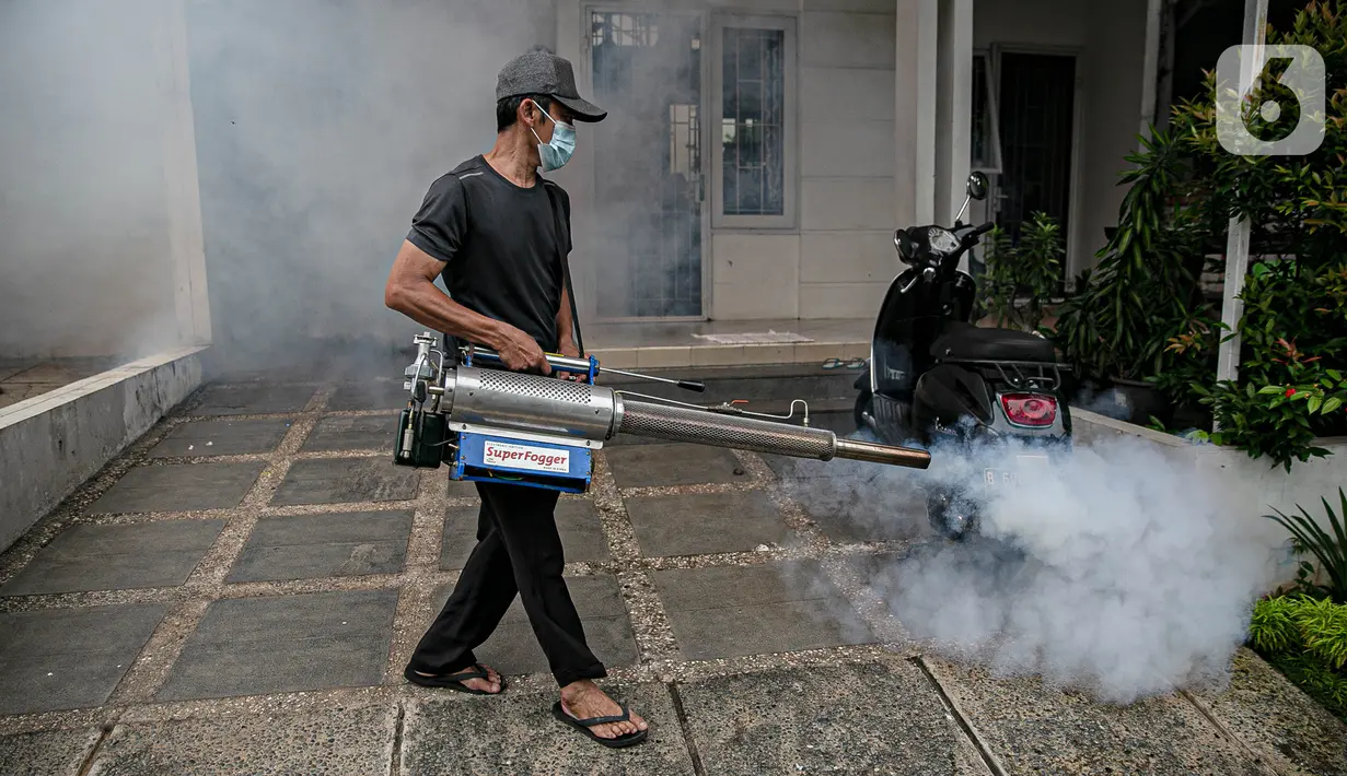Seorang warga melakukan "fogging" atau pengasapan di perumahan Cinere Green Valley, Tangerang Selatan, Minggu (17/1/2021). Pengasapan untuk pencegahan penyakit Demam Berdarah Dengue (DBD) yang disebabkan gigitan nyamuk Aedes Aegypti terlebih sudah memasuki musim hujan. (Liputan6.com/Faizal Fanani)