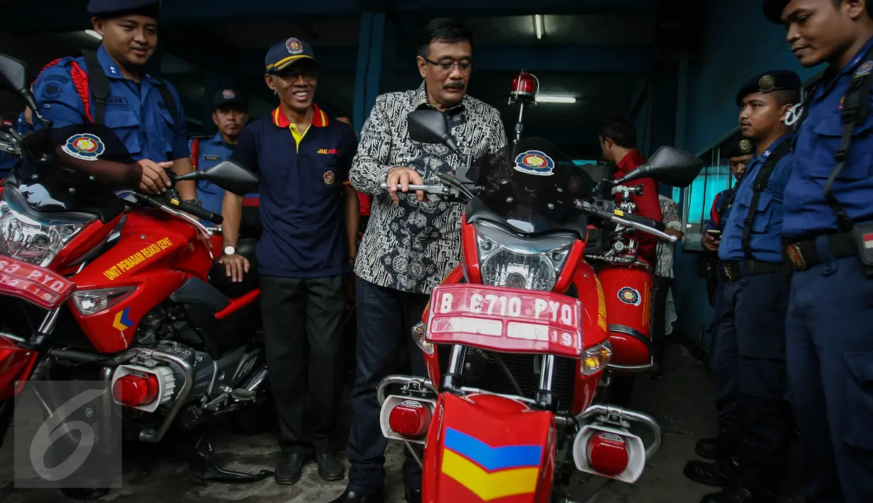 Wagub DKI Jakarta, Djarot Saiful Hidayat mengecek motor pemadam saat kunjungan ke Kantor Dinas Pemadam Kebakaran, Jalan KH Zainul Airifin, Jakarta, Sabtu (8/10). Djarot memantau kesiapan anggota dan peralatan pemadam kebakaran (Liputan6.com/Faizal Fanani)