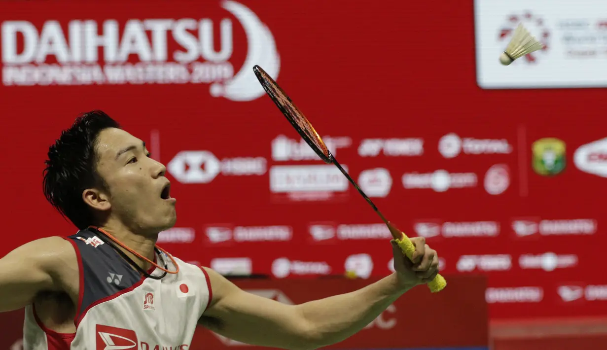 Pebulutangkis Jepang, Kento Momota, saat melawan wakil Denmark, Anders Antonsen, pada laga Indonesia Masters 2019 di Istora, Jakarta, Minggu (27/1). Antonsen menang 21-16, 14-21, 21-16. (Bola.com/M Iqbal Ichsan)