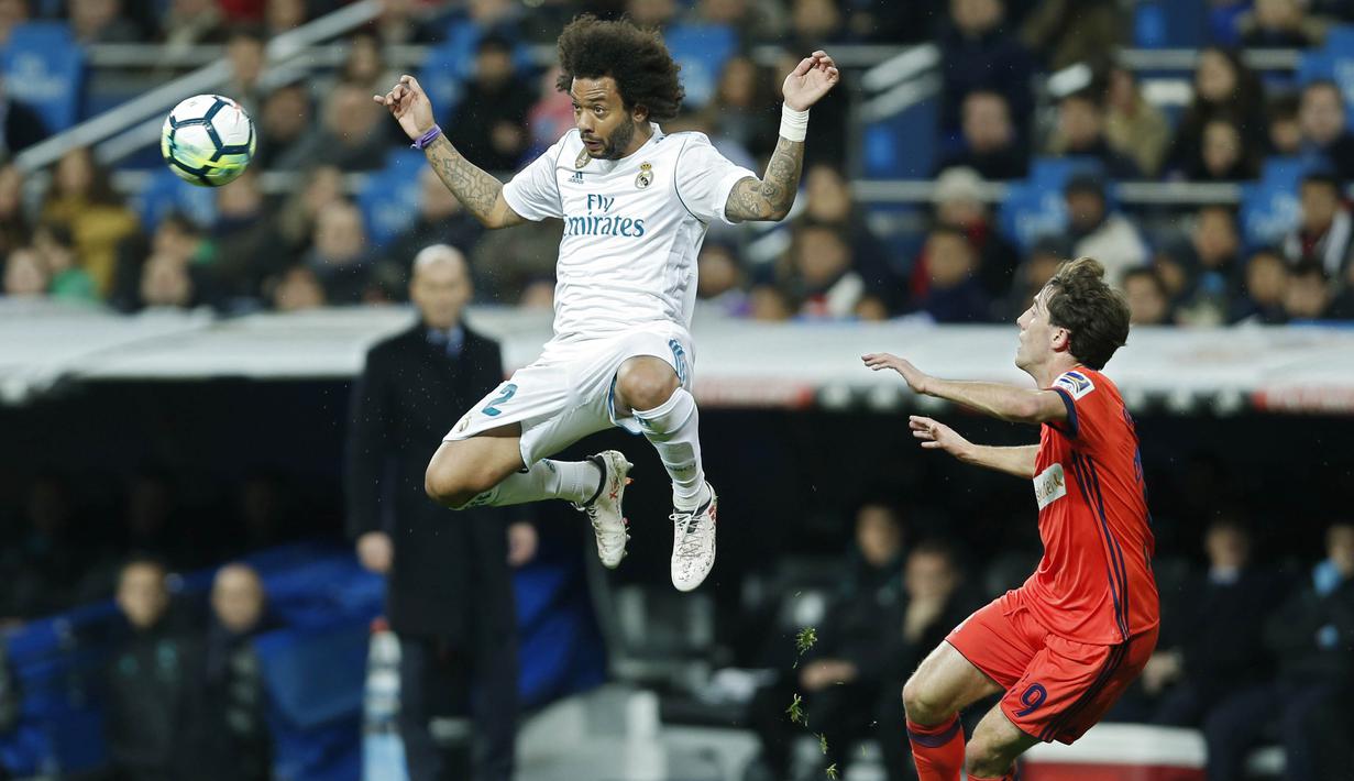 Bek Real Madrid, Marcelo, menyundul bola saat pertandingan melawan Real Sociedad pada laga La Liga di Stadion Santiago Bernabeu, Sabtu (10/2/2018). Real Madrid menang 5-2 atas Real Sociedad. (AP/Francisco Seco)