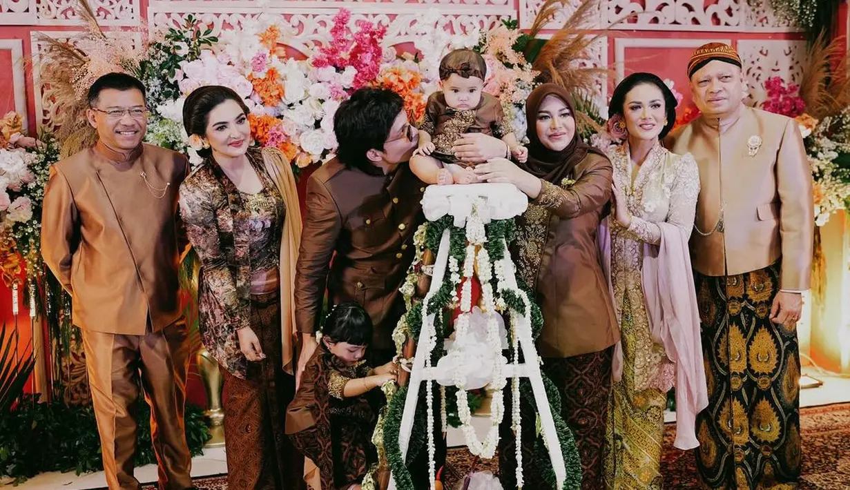 Jadi, mana kebaya para mama yang jadi favoritmu, Sahabat FIMELA? [Foto: Instagram/attahalilintar]