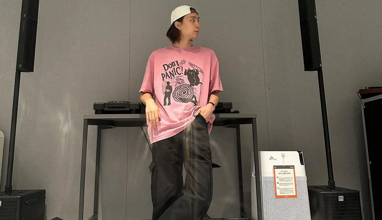 Tampil dengan kaos pink serta celana dan topi baseball, Johnny tampak begitu santai. Foto yang diunggah pun memperlihatkan latar belakang alat DJ yang ia miliki untuk latihan. (Liputan6.com/IG/@johnnyjsuh)