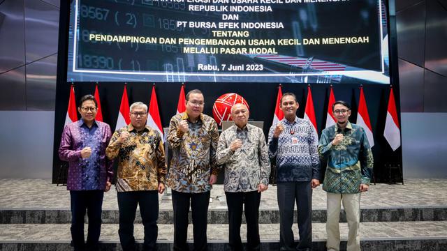 Menteri Koperasi dan UKM Teten Masduki menggandeng Bursa Efek Indonesia (BEI) guna meningkatkan kelas UMKM