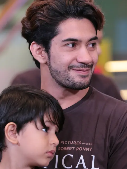 Meskipun telah membintangi banyak judul film, namun bukan berarti Reza tak mengalami kesulitan. Namun ia merasa mudah lantaran mendapat lawan main seorang wanita cantik, Adinia. (Adrian Putra/Bintang.com)