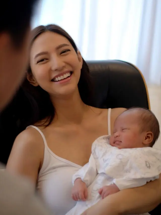Nadia Saphira momong putra pertamanya (Foto: Instagram nadsap/birth.imwithu)