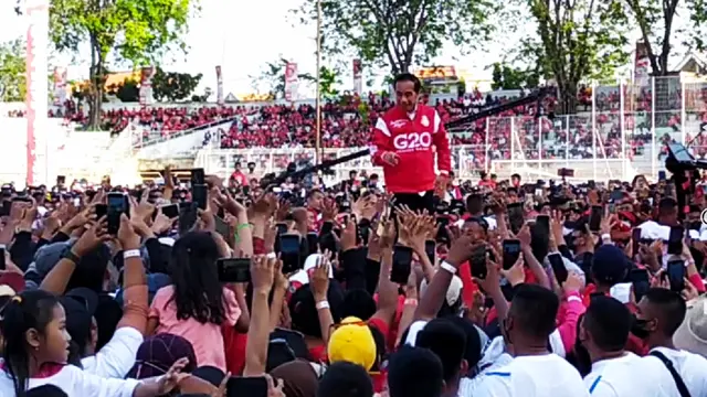 Jokowi di acara relawan Sapu Lidi Jatim di Stadion Gelora 10 November, Tambaksari Surabaya, Minggu (21/8/2022). (Dian Kurniawan/Liputan6.com)