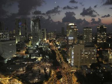 Ribuan orang ikut serta dalam sebuah aksi unjuk rasa di Tel Aviv, Israel, Selasa 26 Agustus 2025. (AP Photo/Ohad Zwigenberg)