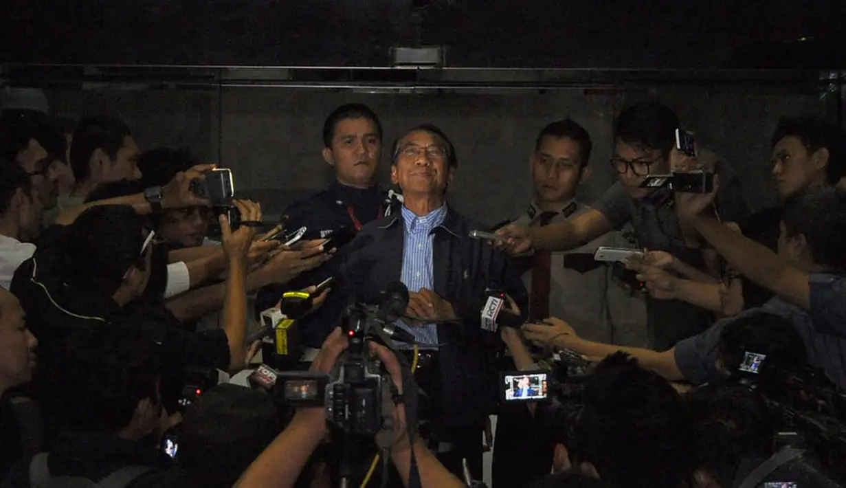 Jero Wacik usai menjalani pemeriksaan di Gedung KPK, Jakarta, Kamis (22/11/2014). (Liputan6.com/Miftahul Hayat)