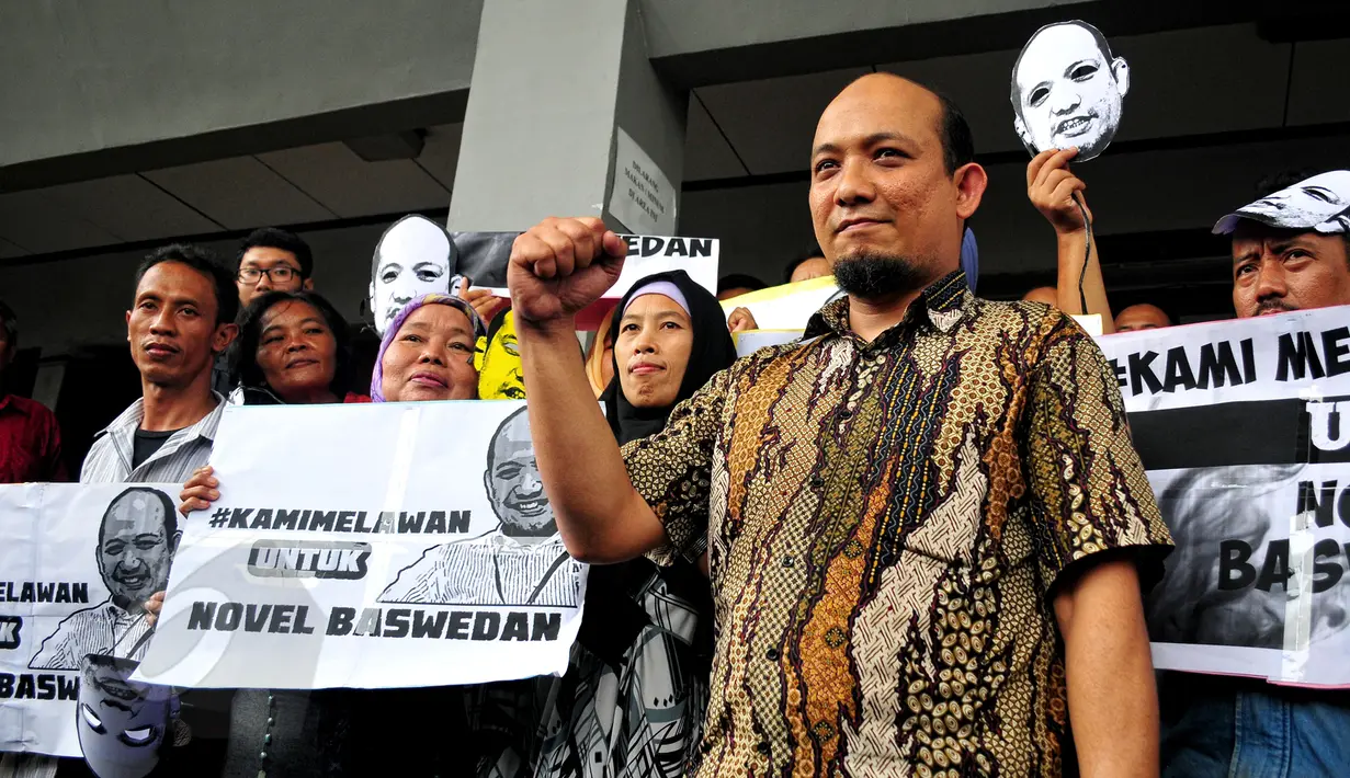 Novel Baswedan mendapatkan dukungan massa saat sidang praperadilan di PN Jakarta Selatan, Jumat (29/5/2015). Aksi tersebut sebagai bentuk dukungan terhadap Novel dan mengecam Bareskrim Polri. (Liputan6.com/Yoppy Renato)