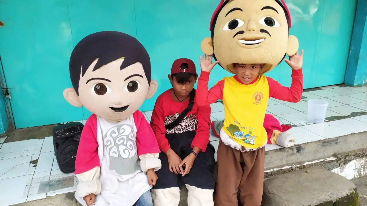 Para pengamen boneka yang masih duduk di bangku sekolah SD-SMP tersebut, nampak tengah beristirahat sambil menunggu lampu merah menyala di pertigaan lampu merah Toserta Asia, Garut, Jawa Barat.