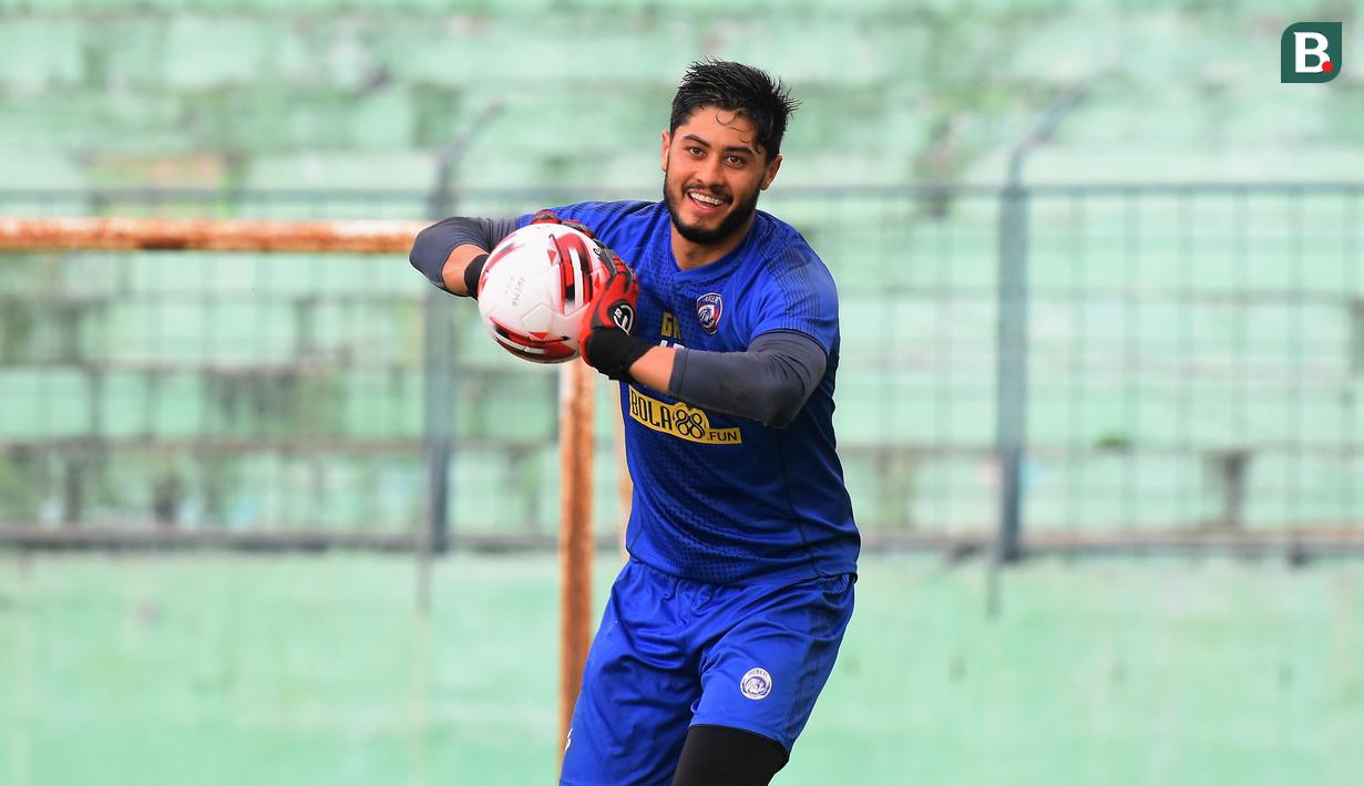 Namun pria asal Brasil tersebut terlihat enjoy dengan menu latihan yang diberikan oleh Felipe Americo dengan melemparkan senyuman sertai beberapa kali dia berteriak melepaskan rasa lelahnya. (Foto Bola.com/Iwan Setiawan)