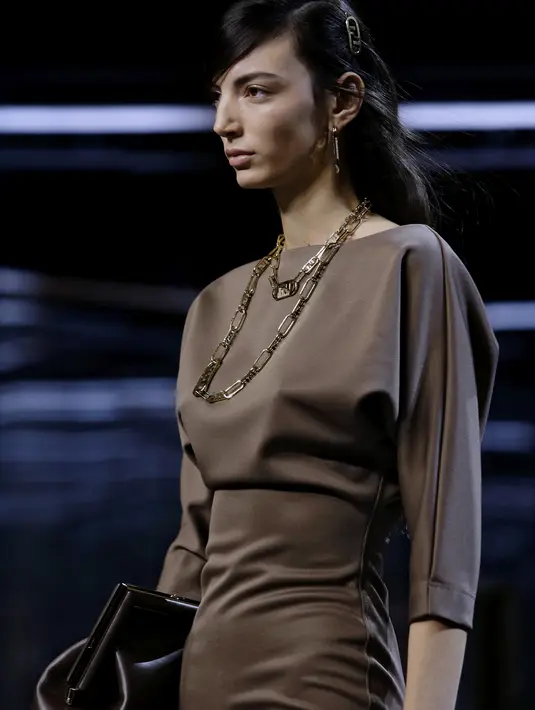 ini FENDI O'Lock ini mencerminkan visi pribadi dari Direktur Kreatif Perhiasan FENDI Delfina Delettrez Fendi sendiri tentang logo FF yang ikonis. Foto: Document/FENDI.