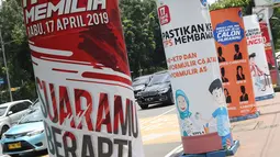 Sosialisasi pelaksanaan Pemilu Serentak 2019 menghiasi trotoar di depan kantor Kemenkominfo di Jalan Medan Merdeka Barat, Jakarta, Selasa (26/2). Pada Pemilu 2019, tingkat partisipasi pemilih ditarget sebesar 77,5 persen. (Liputan6.com/Helmi Fithriansyah)
