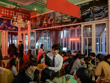 Gambar pada 10 Januari 2020 menunjukkan orang-orang mengunjungi Pyeongyang Bar bertema Korea Utara yang terletak di distrik Hongdae Seoul. Satu-satunya bar di Seoul yang bertema Korea Utara itu untuk menawarkan suasana seperti di Korea Utara kepada pelanggan Korea Selatan. (Ed JONES/AFP)
