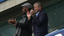 Mantan Pemain Chelsea, Didier Drogba  dan Pemailik Chelsea, Roman Abramovich merayakan kemenangan Chelsea atas Sunderland di Stadion Stamford Bridge, London, Sabtu (19/12/2015). (AFP Photo/Ian Kington)