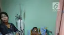 Seorang pria korban minuman keras buatan atau miras oplasan terbaring di rumah sakit di Cicalengka, Jawa Barat (11/4). Di Jawa Barat, ini merupakan kasus miras maut yang kelima sejak awal 2018. (Liputan6.com/Pool/Polda Jabar)