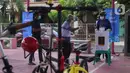 Warga bersiap memasukkan surat suara usai mencoblos dalam Pilkada 2020 di TPS 23 Pondok Jagung Timur, Tangerang Selatan, Rabu (9/12/2020). TPS Pilkada Tangerang Selatan (Tangsel) itu menggunakan tema hobi dimana petugasnya mengenakan pakaian untuk bersepeda. (Liputan6.com/Angga Yuniar)