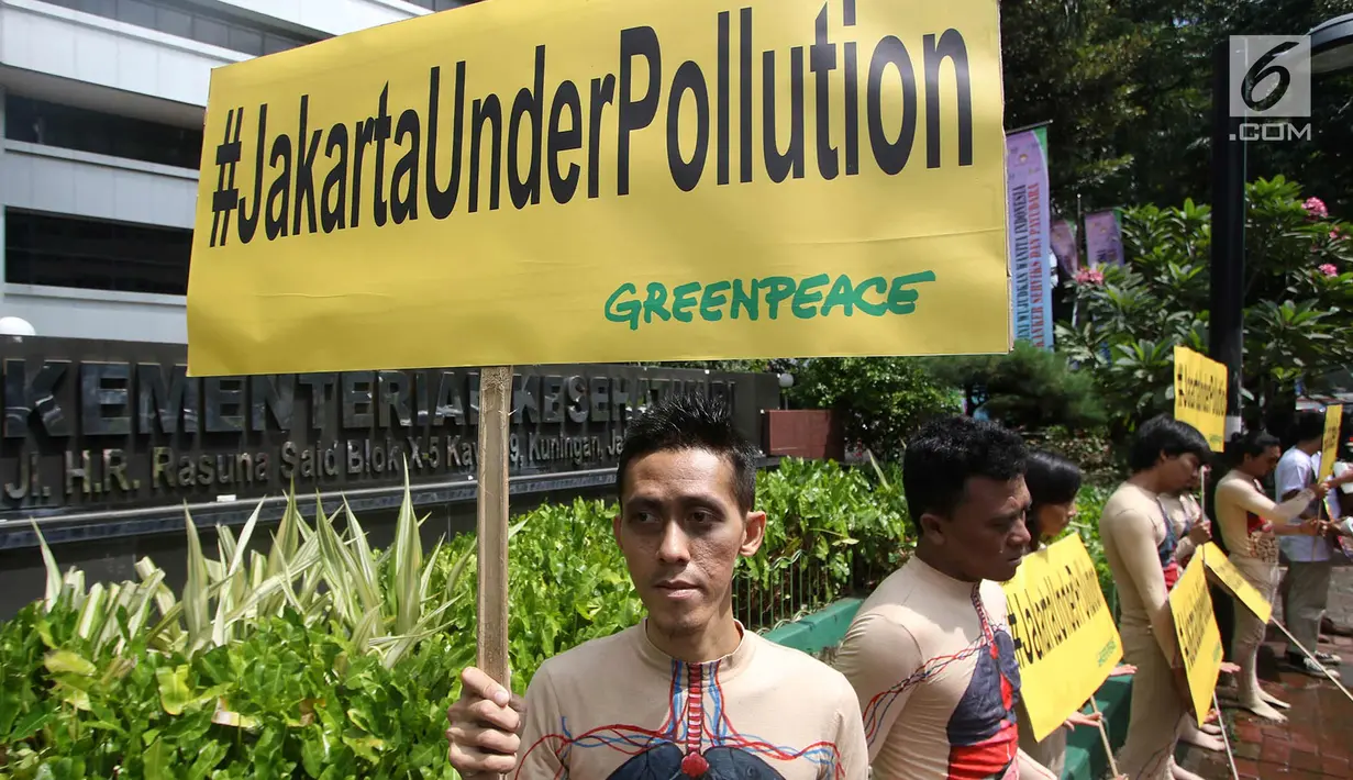 Aksi teatrikal aktivis Greenpeace di Kemenkes, Jakarta, Kamis (28/9). Mereka ingin menyampaikan bahwa pemerintah, khususnya Kemenkes, harus memerhatikan masalah polusi udara yang menjadi ancaman kesehatan masyarakat. (Liputan6.com/Immanuel Antonius)
