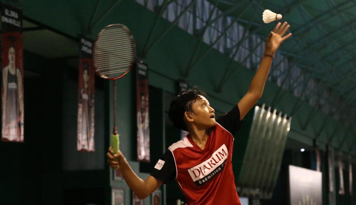 Aksi salah seorang pebulutangkis putri U-15 dalam Audisi Grand Final Djarum Beasiswa Bulutangkis 2015. (Bola.com/Arief Bagus)