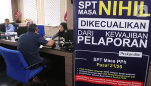 Petugas melayani masyarakat yang ingin melaporkan SPT di Kantor Direktorat Jenderal Pajak di Jakarta, Rabu (11/3/2020). Hingga 9 Maret 2020, pelaporan SPT pajak penghasilan (PPh) orang pribadi meningkat 34 persen jika dibandingkan pada tanggal yang sama tahun 2019. (Liputan6.com/Angga Yuniar)