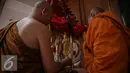 Biksu memeriksa pantung buddha untuk kesiapan Pindapata di Vihara Saddhapala, Jakarta, Jumat (22/4/2016). Persiapan tersebut dilakukan untuk Pindapata Gema Waisak 2560 BE pada tanggal 24 April di Kota Tua. (Liputan6.com/Faizal Fanani)