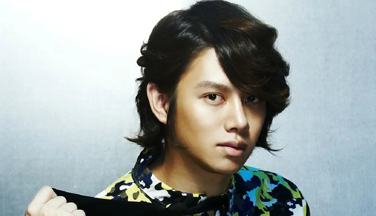 Heechul termasuk idol yang tak segan untuk memperlihatkan kedekatannya dengan personel girlband. Seperti diketahui, ia dekat dengan Yoona SNSD, Seolhyun AOA, Hani EXID, dan Go Hara. (Foto: soompi.com)
