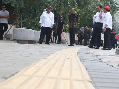 Presiden Joko Widodo (jokowi) didampingi Menteri PUPR Basuki Hadimuljono dan Gubernur DKI Anies Baswedan meninjau fasilitas umum untuk masyarakat berkebutuhan khusus di Kompleks Gelora Bung Karno, Senayan, Selasa (16/10). (Liputan6.com/Angga Yuniar)