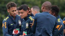 Pemain timnas Brasil Neymar dan rekan setimnya menjaili Philippe Coutinho saat sesi latihan di London, Inggris (29/5). Neymar dan rekan-rekannya melakukan latihan jelang pertandingan persahabatan melawan Kroasia. (AP / Kirsty Wigglesworth)