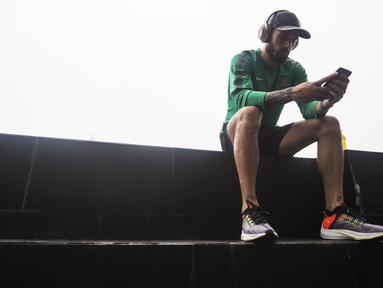 Pemain Timnas Indonesia, Stefano Lilipaly, menghubungi keluarga saat berada di Hotel Grand Zuri, Jawa Barat, Senin (5/11). Pemusatan ini dilakukan sebagai persiapan jelang Piala AFF 2018. (Bola.com/Vitalis Yogi Trisna)