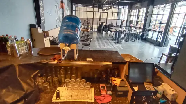 Suasana Caffe Gue Di Kota Cilegon Yang Tutup. Bangku Dan Meja Di Tumpuk Penuh Debu. (Jumat, 30/07/2021). (Liputan6.com/Yandhi Deslatama).