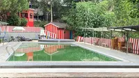 Kolam renang di lokasi wisata Aku Cantik Villa di Kota Sukabumi, air keruh tak terurus dampak sepinya pengunjung (Liputan6.com/Fira Syahrin).