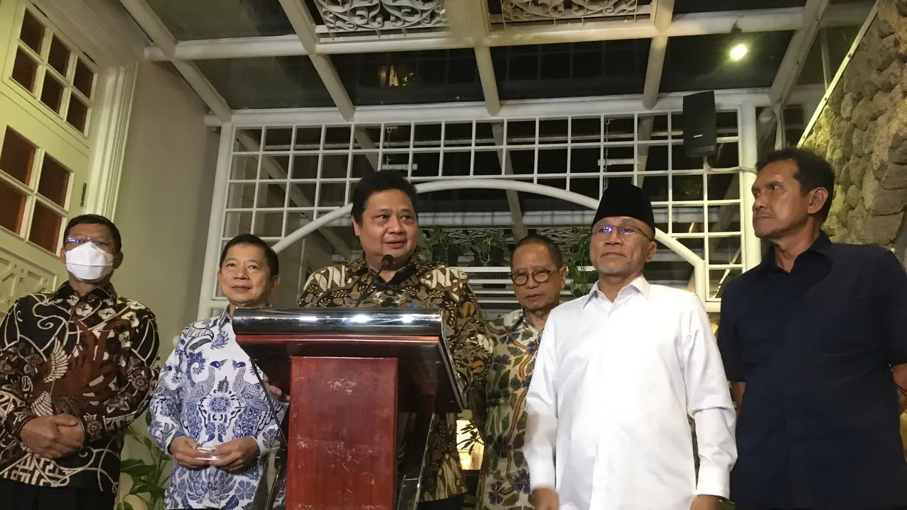 Ketum Partai Golkar Airlangga Hartarto didampingi Ketum PAN Zulkifli Hasan dan Ketum PPP Suharso Monoarfa mengumumkan koalisi parpol untuk Pemilu 2024