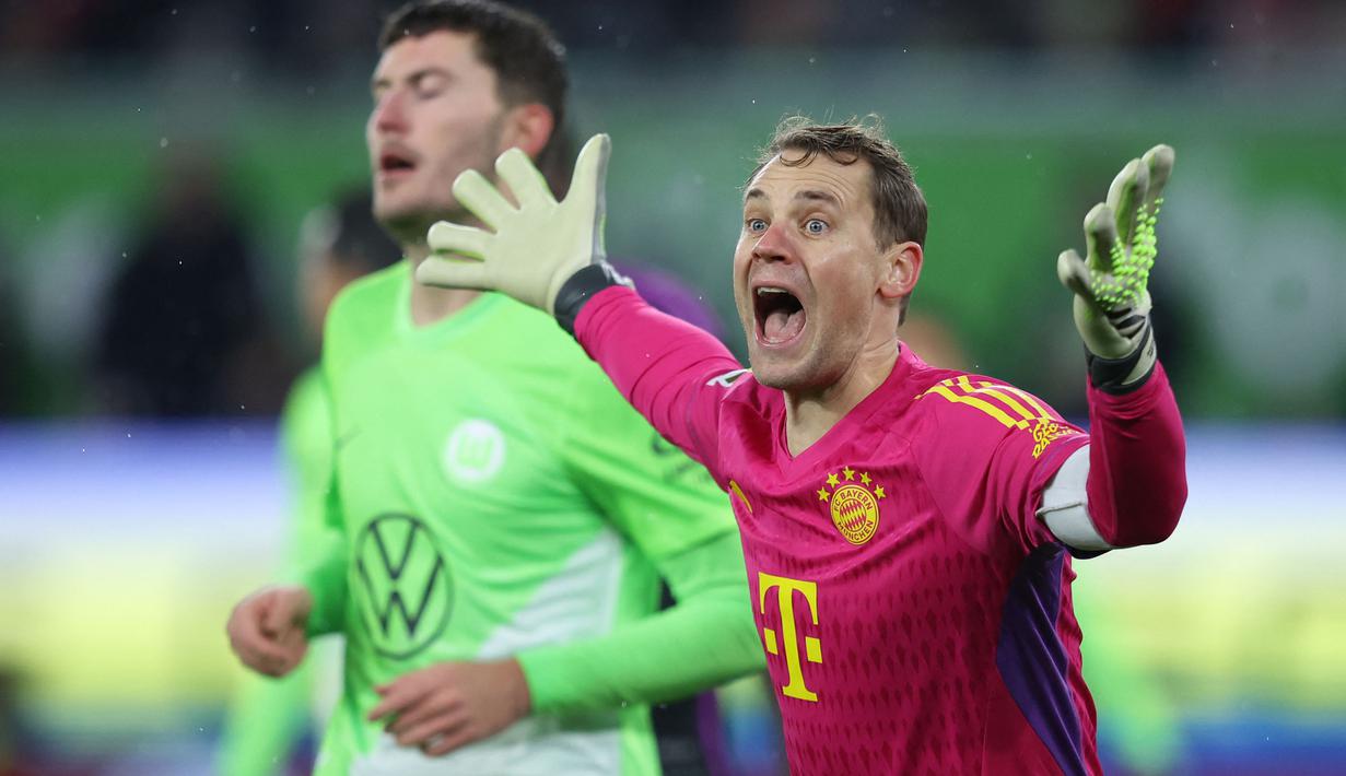 Manuel Neuer, kiper asal Jerman berusia 37 tahun yang kini tengah menjalani musim ke-13 bersama Bayern Munchen masih menjadi andalan klubnya di Liga Jerman sejak didatangkan dari Schalke 04 pada awal musim 2011/2012. Hingga kini ia telah tampil dalam 499 laga bersama Bayern Munchen di semua ajang dengan torehan 239 kali clean sheet dan kebobolan 395 gol. Sempat melewatkan awal musim 2023/2024 akibat cedera, ia kembali tampil dan jadi pilihan utama sejak akhir Oktober 2023 dan telah mencatatkan 6 kali clean sheet dari total 11 laga di semua ajang kompetisi. (AFP/Ronny Hartmann)