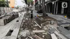 Pekerja mengerjakan proyek rivitalisasi jalan di kawasan Kota Tua, Jakarta Barat, Senin (17/5/2022). Dinas Bina Marga DKI Jakarta terus mengejar target penyelesaian revitalisasi trotoar di kawasan Kota Tua yang ditargetkan bulan Juli 2022 diharapakn selesai. (Liputan6.com/Johan Tallo)