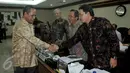 Wakil Ketua Komisi III DPR Benny K Harman (kiri) berjabat tangan dengan anggota BPK Achsanul Qosasi saat berkunjung untuk menggelar rapat konsolidasi terkait hasil audit pembelian RS Sumber Waras, di Jakarta, Selasa (19/4 (Liputan6.com/Johan Tallo)