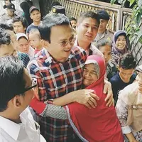 Ahok saat dipeluk seorang ibu warga Pejaten, Jakarta Selatan (Instagram/@sophia_latjuba88)